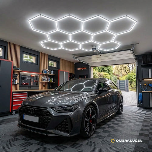 Kit LED 11 hexagones au plafond d'un garage, au-dessus d'une Audi RS6 grise