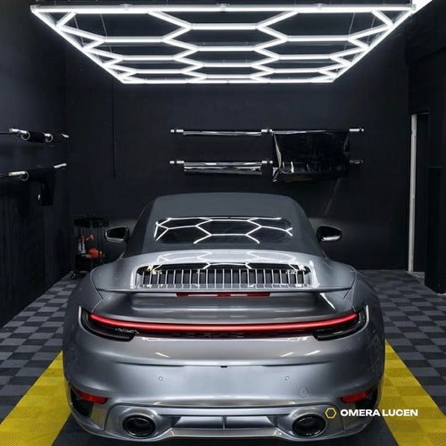 Kit LED hexagonal avec cadre au-dessus d'une Porsche 911