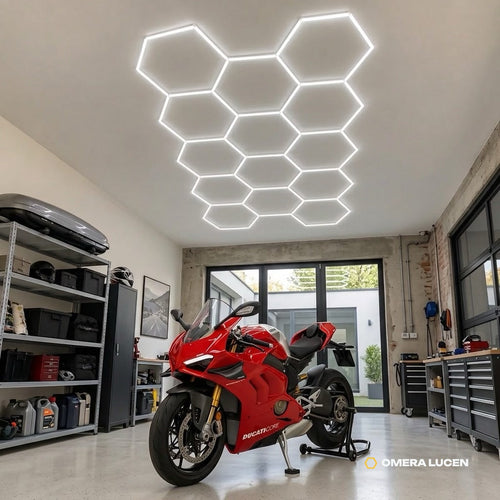 Kit LED 14 hexagones au plafond d'un garage, au-dessus d'une Ducati rouge