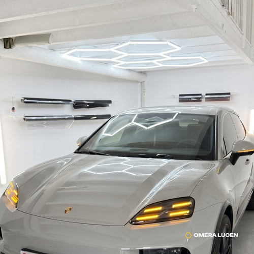 Kit LED 5 hexagones installé sous une mezzanine, reflets sur le pare-brise d'une Porsche