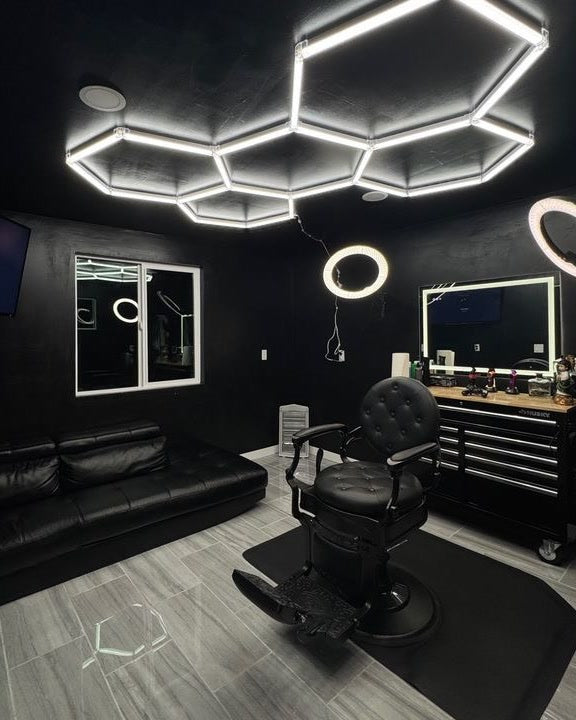 Salon de barbier éclairé par un plafond LED hexagonal