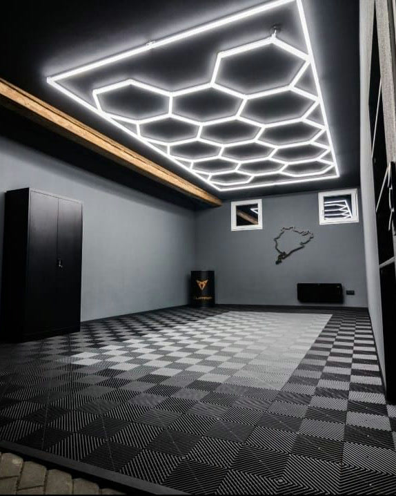 Local de detailing vide éclairé par un kit LED hexagonal avec cadre