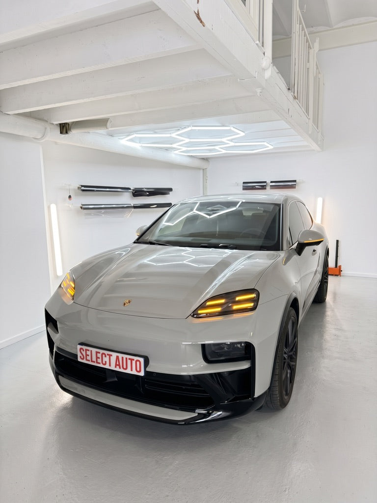 Kit LED hexagonal sans cadre au plafond d'un garage blanc